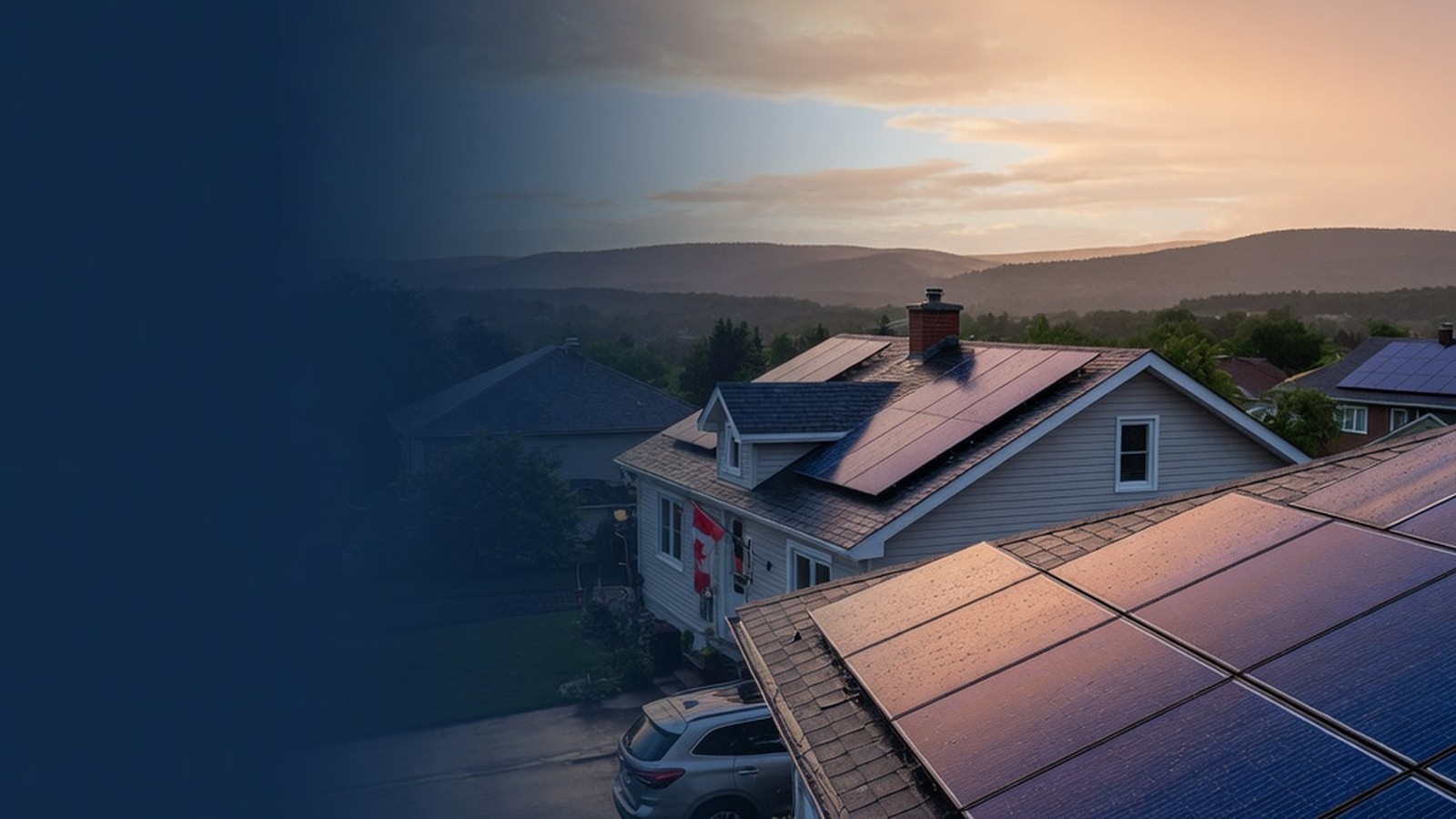 Maison québécoise avec panneaux solaires sur le toit au coucher du soleil, collines en arrière-plan